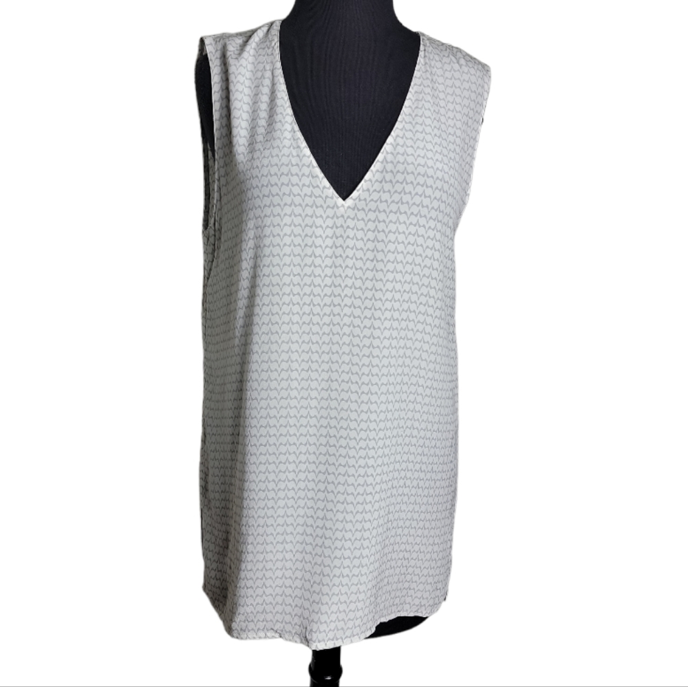 Equipment v neck sleeveless high low white gray wavy stripe silk top size medium